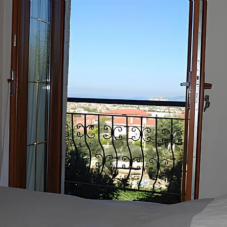 Alacati'nin Merkezinde Luex Çeşme